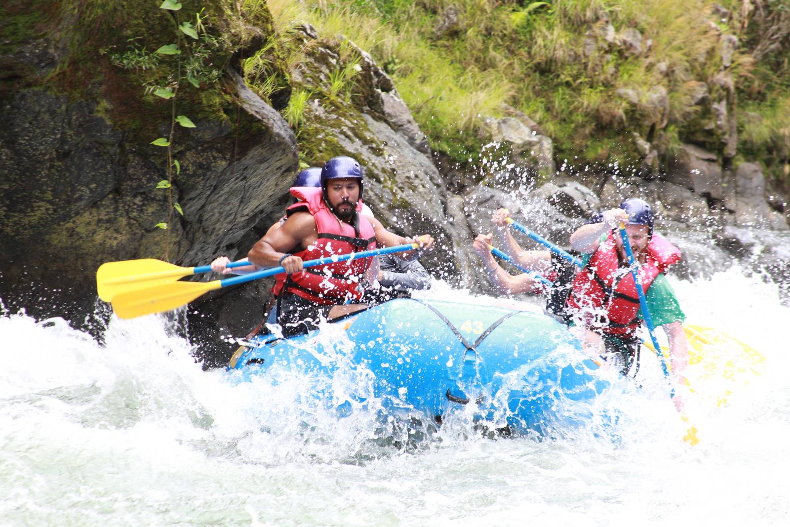 Rafting di gruppo su un fiume della Costa Rica