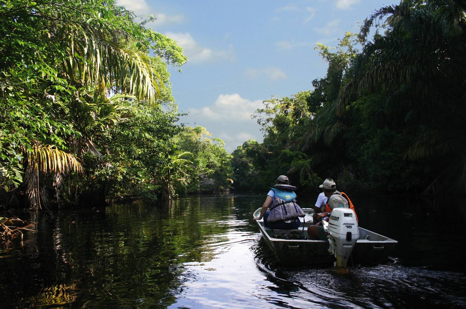 Guida CRS Tours con clienti in barca su un canale della Costa Rica