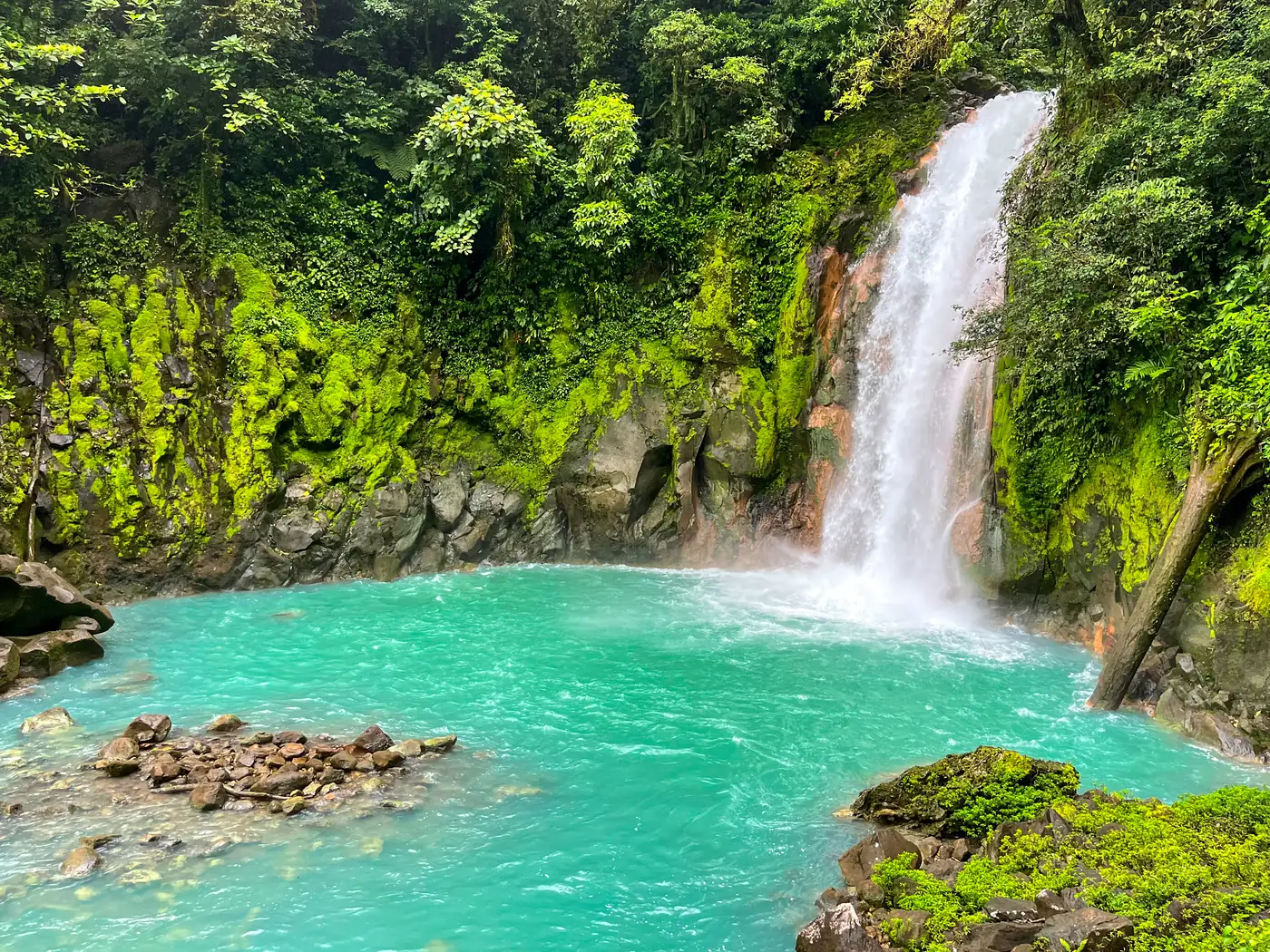Cascata e laguna turchese nella foresta pluviale, Costa Rica